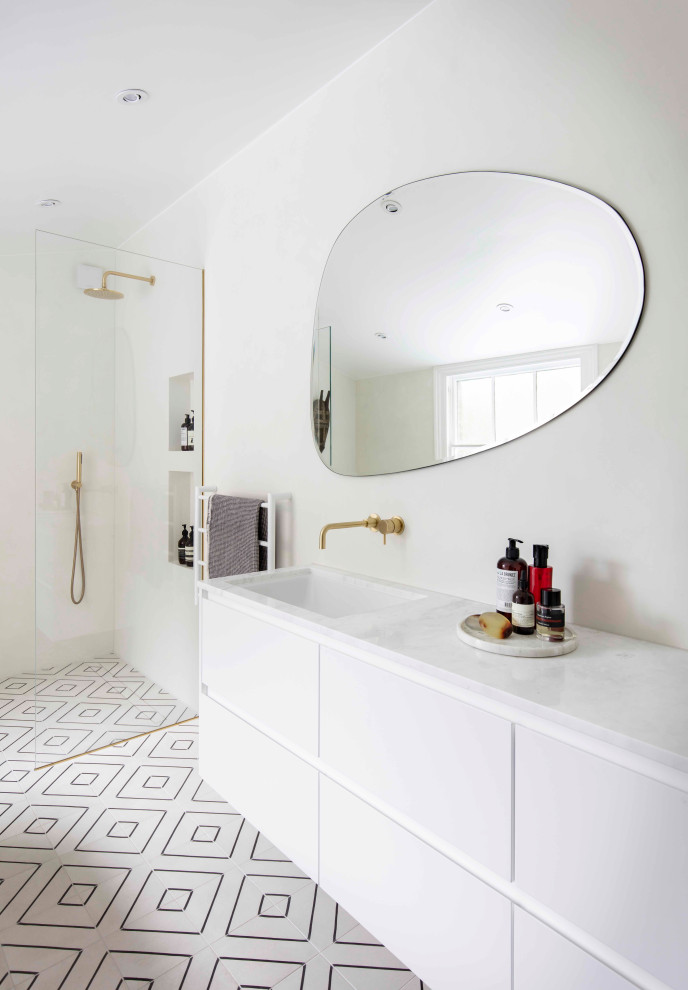 Idéer för ett mellanstort minimalistiskt vit badrum för barn, med släta luckor, vita skåp, ett fristående badkar, en öppen dusch, en vägghängd toalettstol, vit kakel, vita väggar, ett integrerad handfat, vitt golv och med dusch som är öppen