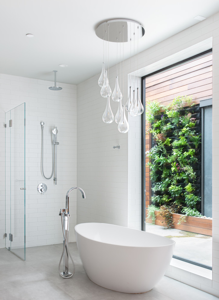 Свежая идея для дизайна: ванная комната в современном стиле с отдельно стоящей ванной, душем без бортиков, белой плиткой, серым полом и открытым душем - отличное фото интерьера
