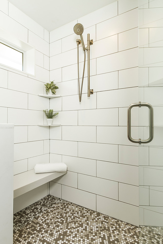 Inspiration för ett mellanstort vintage vit vitt en-suite badrum, med släta luckor, skåp i mörkt trä, en dubbeldusch, vit kakel, tunnelbanekakel, grå väggar, klinkergolv i porslin, ett undermonterad handfat, bänkskiva i kvartsit, grått golv och dusch med gångjärnsdörr