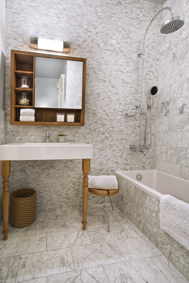 Cette photo montre une salle de bain tendance de taille moyenne avec une baignoire en alcôve, un plan vasque, du carrelage en marbre, un sol en marbre et un sol multicolore.