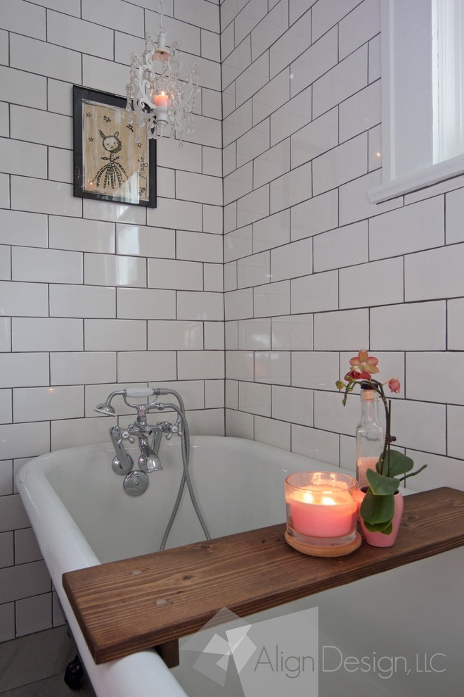 Inspiration för små eklektiska badrum med dusch, med svarta skåp, ett badkar med tassar, en dusch/badkar-kombination, en toalettstol med hel cisternkåpa, vit kakel, keramikplattor, grå väggar, klinkergolv i porslin, ett fristående handfat och laminatbänkskiva