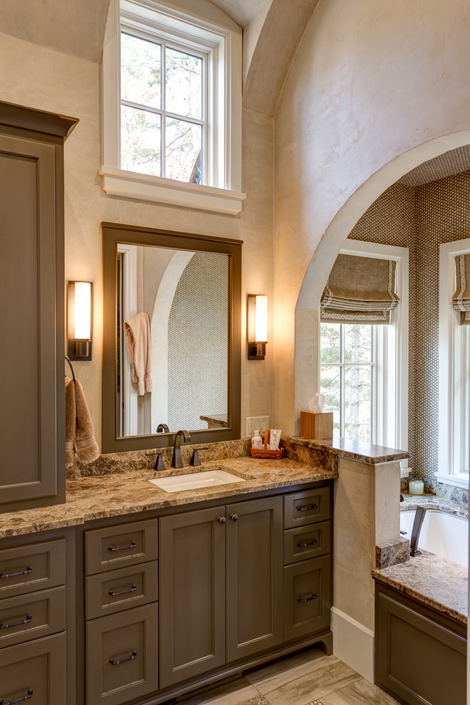 Diseño de cuarto de baño rústico con lavabo sobreencimera, armarios tipo mueble, puertas de armario de madera en tonos medios, encimera de ónix y paredes blancas