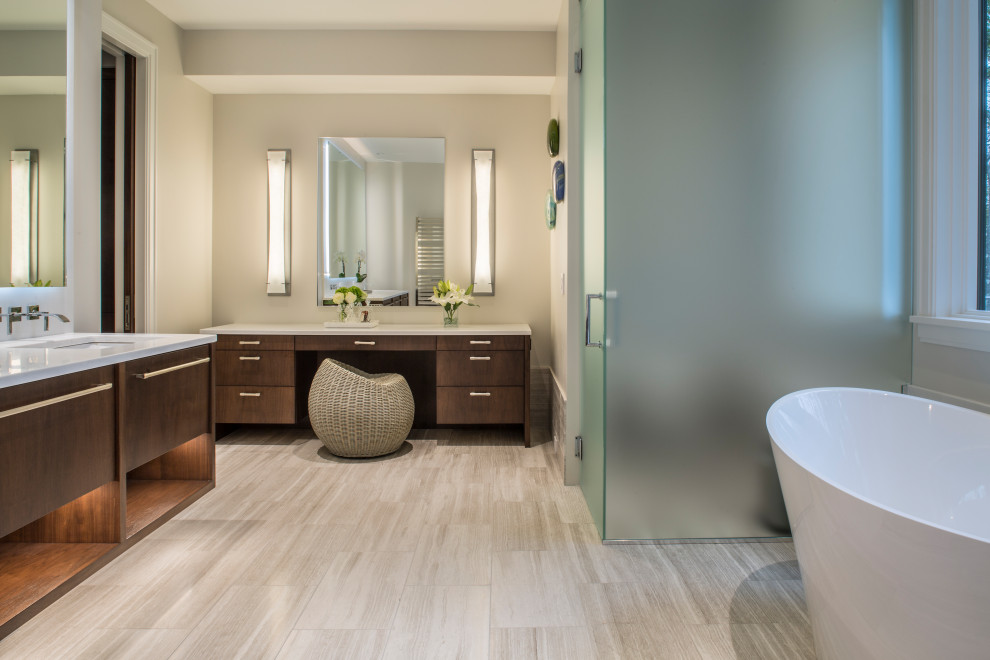 Свежая идея для дизайна: главная ванная комната в современном стиле с плоскими фасадами, темными деревянными фасадами, отдельно стоящей ванной, бежевыми стенами, врезной раковиной, бежевым полом и белой столешницей - отличное фото интерьера