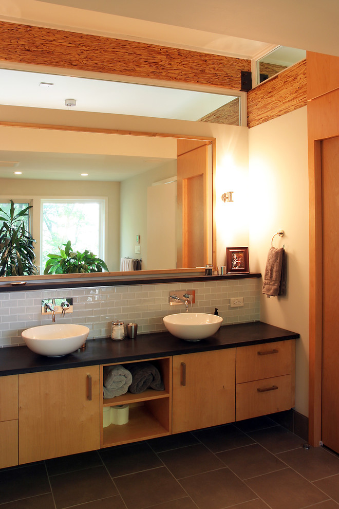 Bild på ett stort funkis en-suite badrum, med släta luckor, skåp i ljust trä, bänkskiva i akrylsten, grå kakel, glaskakel, beige väggar, klinkergolv i porslin, ett fristående handfat och brunt golv