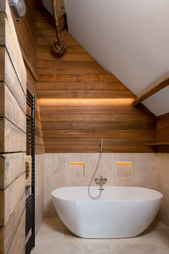Réalisation d'une salle de bain chalet de taille moyenne avec une baignoire indépendante et un sol beige.