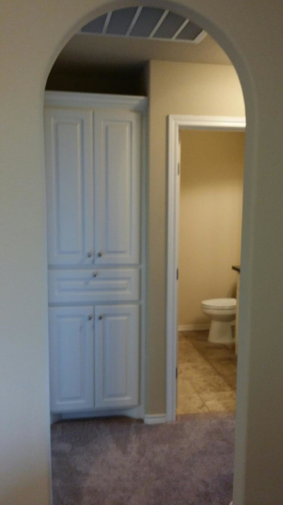 Foto di una stanza da bagno padronale chic con ante con bugna sagomata, ante bianche, piastrelle grigie, piastrelle in ceramica e top in granito
