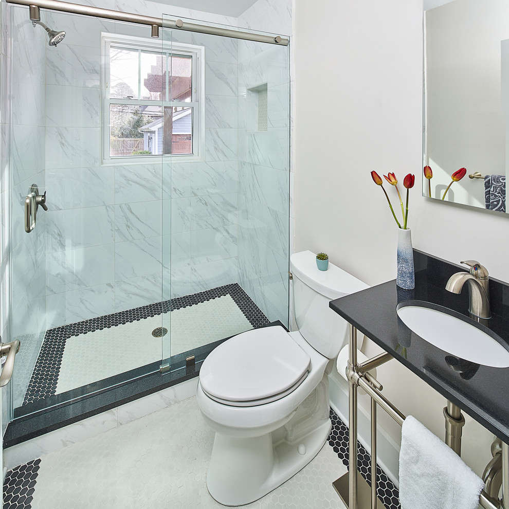 Стильный дизайн: маленькая ванная комната в стиле неоклассика (современная классика) с душем в нише, раздельным унитазом, белой плиткой, керамической плиткой, белыми стенами, полом из мозаичной плитки, душевой кабиной, врезной раковиной, столешницей из гранита, разноцветным полом, душем с раздвижными дверями и черной столешницей для на участке и в саду - последний тренд