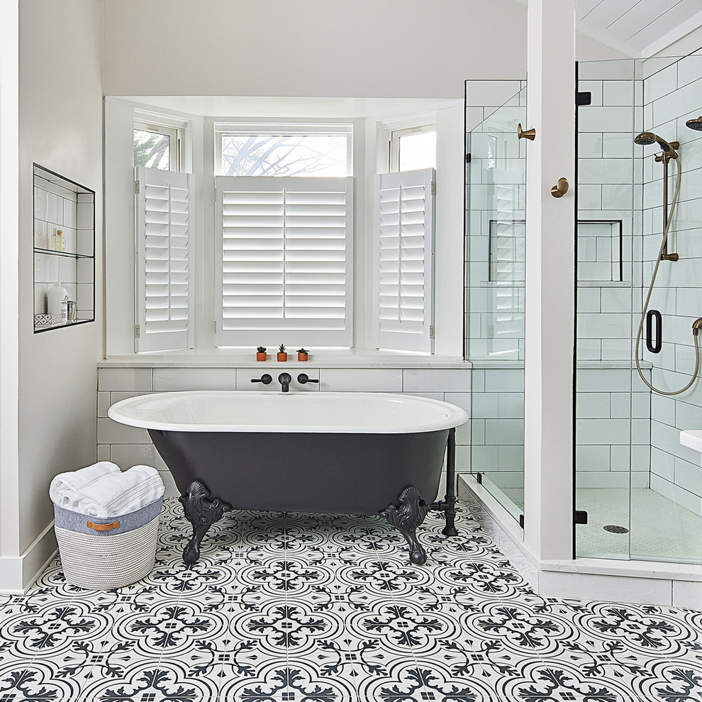 Exempel på ett mellanstort klassiskt en-suite badrum, med ett badkar med tassar, en hörndusch, vit kakel, keramikplattor, vita väggar, cementgolv, flerfärgat golv och dusch med gångjärnsdörr
