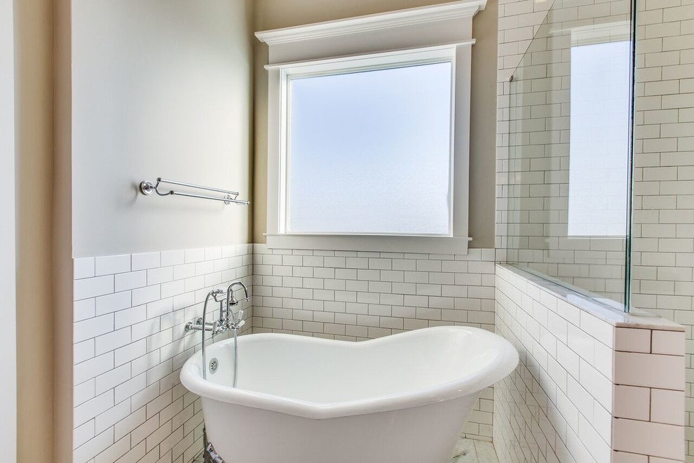 Источник вдохновения для домашнего уюта: большая главная ванная комната в викторианском стиле с фасадами с утопленной филенкой, белыми фасадами, ванной на ножках, угловым душем, белой плиткой, плиткой кабанчик, мраморным полом, врезной раковиной, столешницей из гранита, раздельным унитазом, серыми стенами, серым полом и душем с распашными дверями