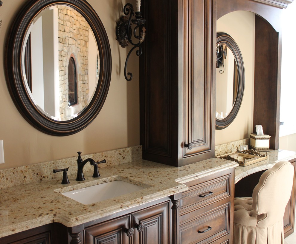 Diseño de cuarto de baño principal clásico grande con armarios tipo mueble, puertas de armario de madera en tonos medios, paredes beige, suelo de mármol, lavabo bajoencimera, encimera de granito y suelo beige