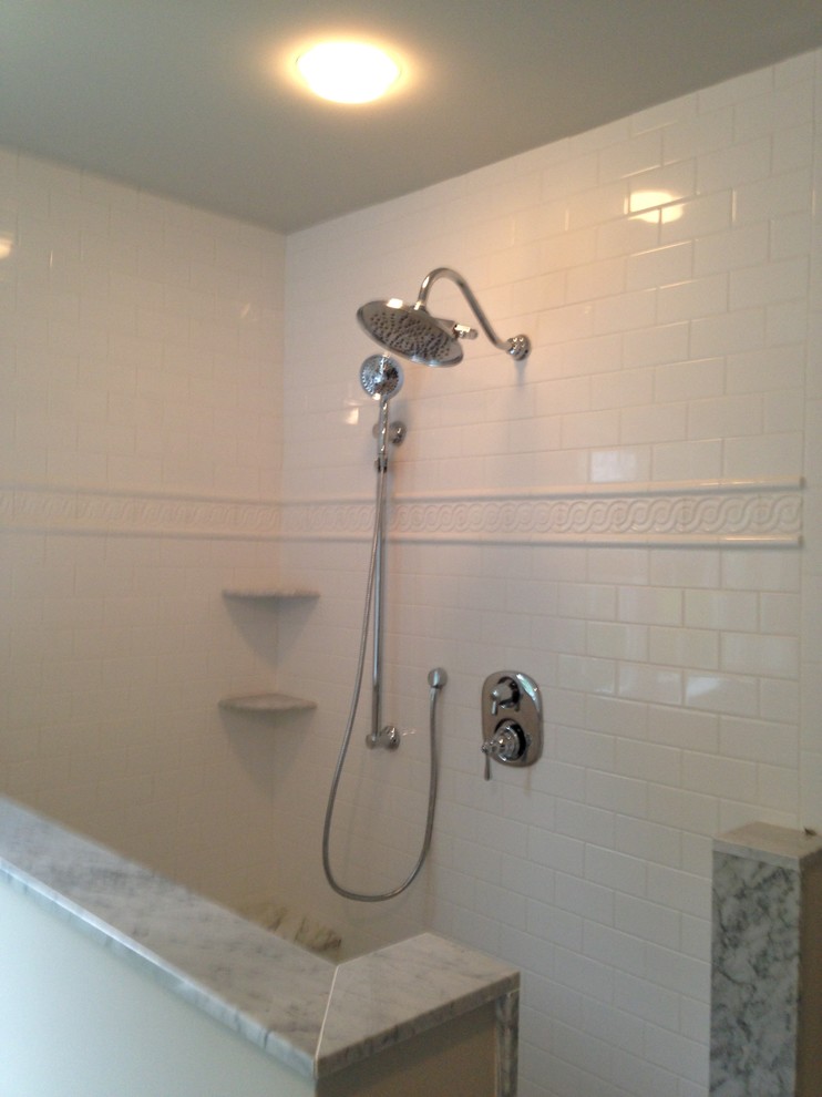 Exempel på ett stort modernt en-suite badrum, med vit kakel, keramikplattor och en dusch i en alkov
