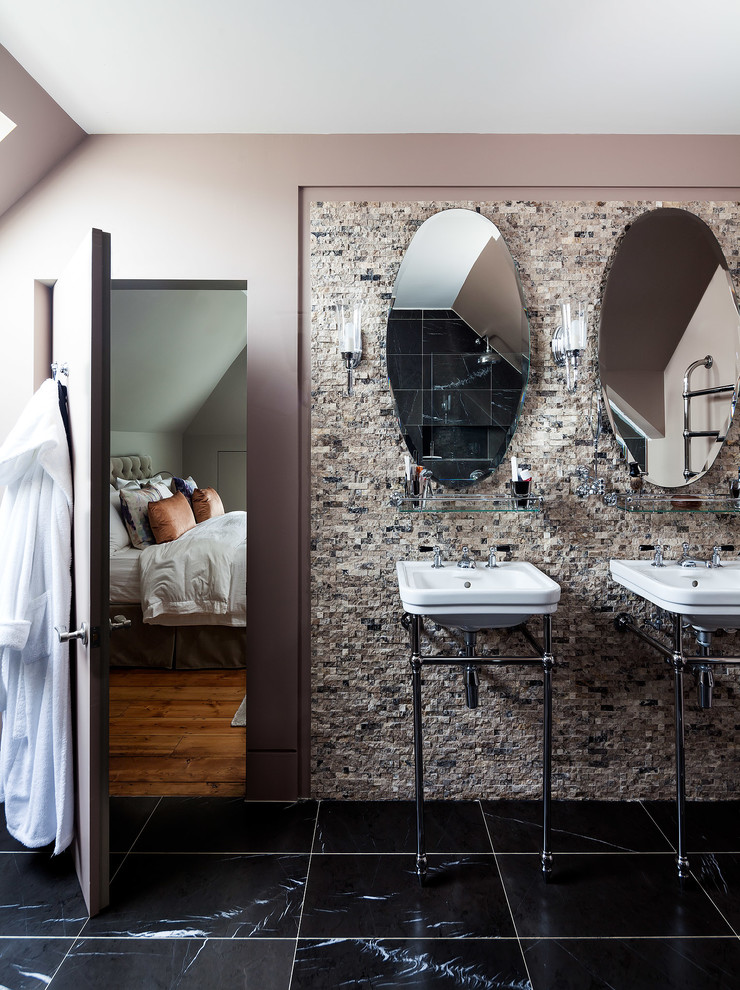 Стильный дизайн: главная ванная комната в современном стиле с раковиной с пьедесталом - последний тренд