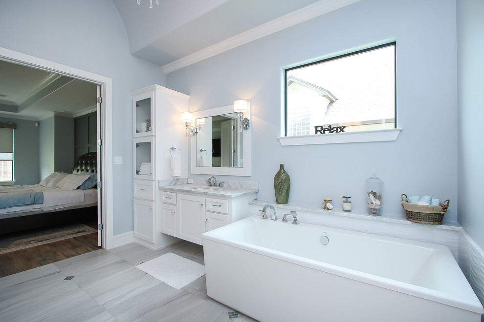 Идея дизайна: ванная комната в стиле неоклассика (современная классика) с фасадами в стиле шейкер, белыми фасадами, керамической плиткой, синими стенами, полом из керамической плитки, врезной раковиной, столешницей из гранита, серым полом, душем с распашными дверями и белой столешницей