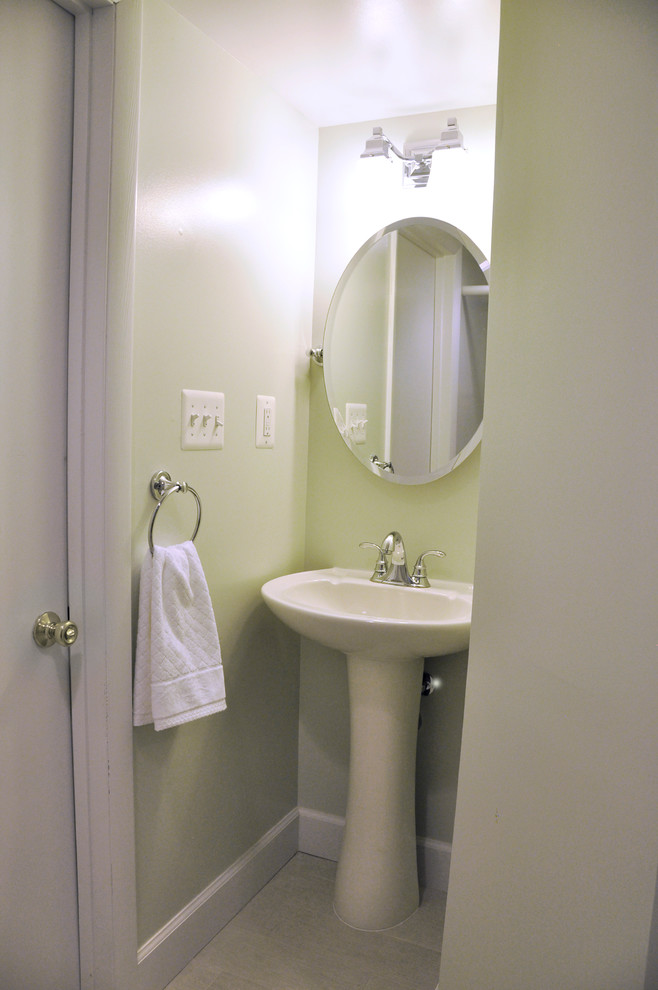 Kleines Klassisches Duschbad mit Sockelwaschbecken, Duschnische, Wandtoilette mit Spülkasten, grünen Fliesen, grüner Wandfarbe und Keramikboden in Washington, D.C.