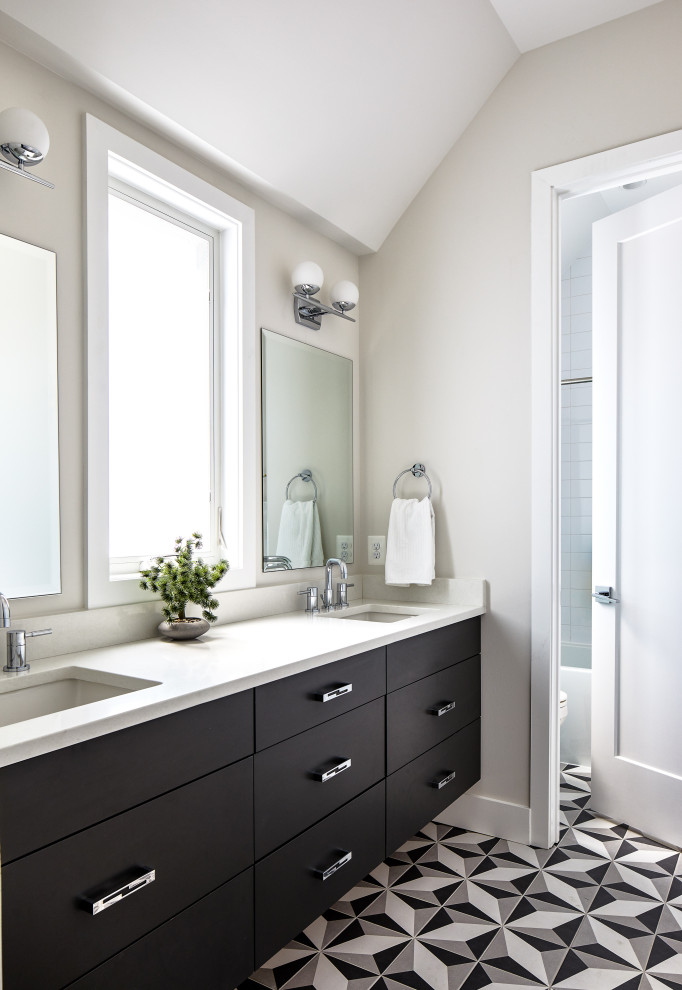 Inspiration för små moderna vitt badrum med dusch, med släta luckor, svarta skåp, ett badkar i en alkov, en dusch i en alkov, vit kakel, keramikplattor, cementgolv, ett undermonterad handfat, bänkskiva i kvarts, flerfärgat golv, dusch med duschdraperi och grå väggar