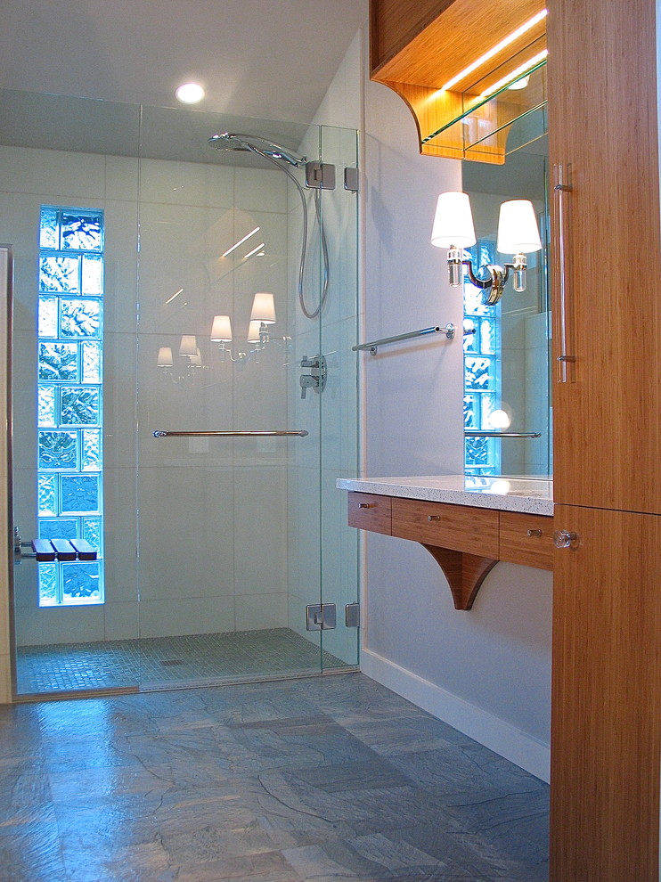 Cette image montre une petite salle de bain principale minimaliste en bois brun avec un lavabo encastré, un placard à porte plane, un plan de toilette en quartz modifié, une douche à l'italienne, WC séparés, un carrelage blanc, un carrelage en pâte de verre, un mur gris et un sol en linoléum.