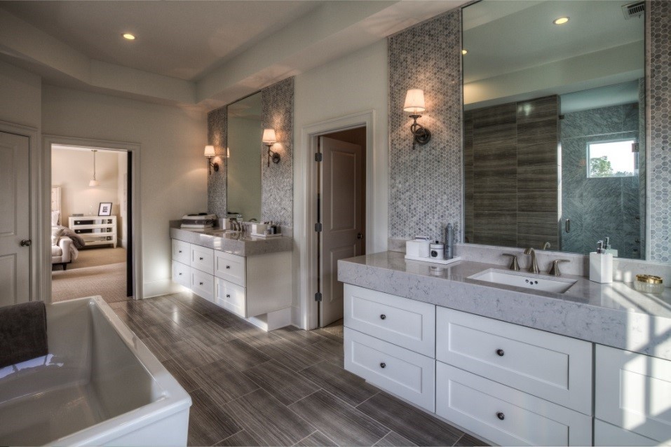 Foto på ett stort vintage en-suite badrum, med ett undermonterad handfat, skåp i shakerstil, vita skåp, marmorbänkskiva, ett fristående badkar, grå kakel, keramikplattor, grå väggar och klinkergolv i keramik
