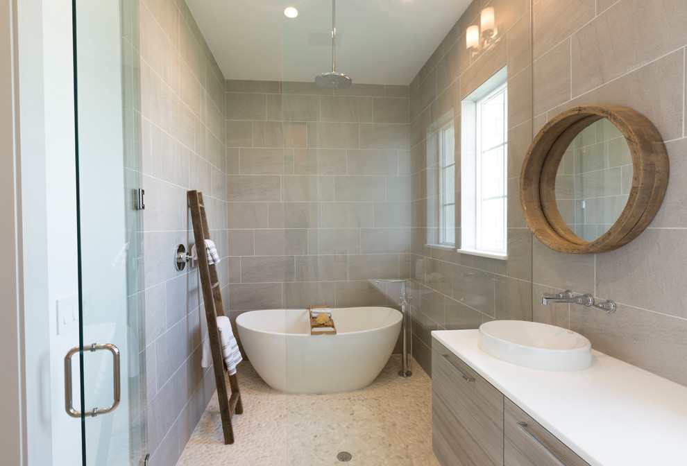 Idéer för stora funkis en-suite badrum, med ett undermonterad handfat, släta luckor, grå skåp, granitbänkskiva, ett fristående badkar, grå kakel, keramikplattor, vita väggar, klinkergolv i keramik och en kantlös dusch