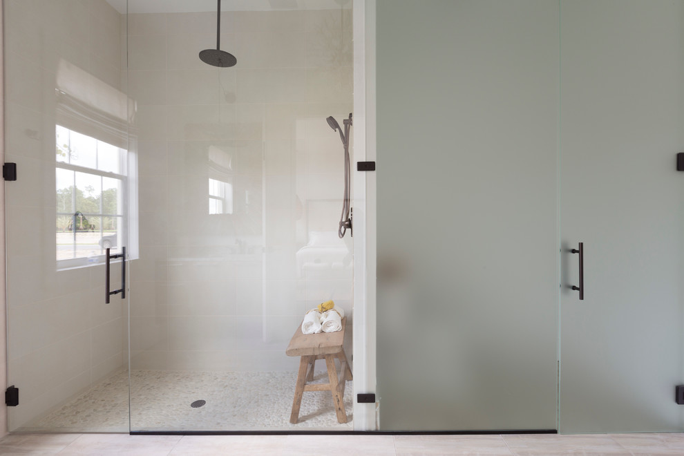 Idéer för ett stort modernt en-suite badrum, med marmorbänkskiva, vit kakel, keramikplattor, vita väggar, klinkergolv i keramik, en öppen dusch och dusch med gångjärnsdörr