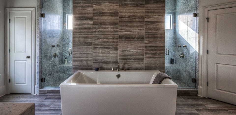 Foto de cuarto de baño principal contemporáneo grande con bañera exenta, ducha abierta, baldosas y/o azulejos marrones, paredes marrones y suelo de baldosas de cerámica