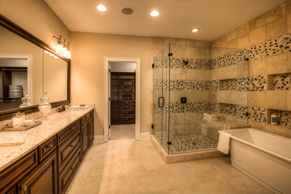 Cette photo montre une salle de bain tendance avec une baignoire indépendante et une douche d'angle.