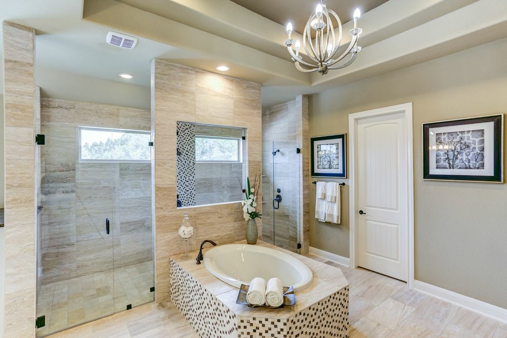 Immagine di un'ampia stanza da bagno padronale chic con vasca da incasso, doccia aperta, piastrelle multicolore, piastrelle in ceramica, pareti beige e pavimento con piastrelle in ceramica