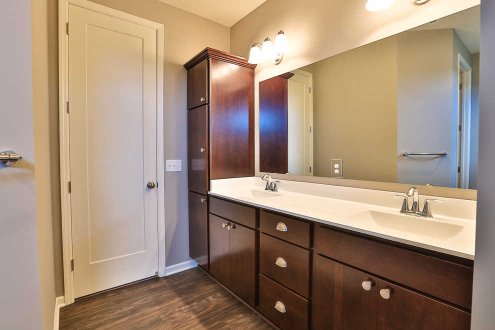Idéer för mellanstora funkis en-suite badrum, med luckor med infälld panel, skåp i mörkt trä, en dusch/badkar-kombination, en toalettstol med hel cisternkåpa, beige väggar och klinkergolv i keramik