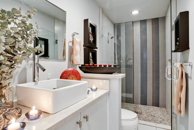 ダラスにある低価格の小さなアジアンスタイルのおしゃれなバスルーム (浴槽なし) (フラットパネル扉のキャビネット、白いキャビネット、アルコーブ型浴槽、アルコーブ型シャワー、一体型トイレ	、マルチカラーのタイル、モザイクタイル、白い壁、セラミックタイルの床、ベッセル式洗面器、クオーツストーンの洗面台) の写真