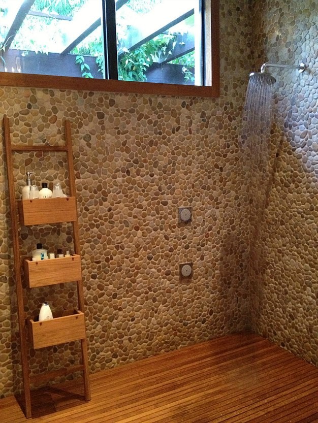 Esempio di una stanza da bagno padronale etnica di medie dimensioni con doccia a filo pavimento, piastrelle multicolore, piastrelle di ciottoli e pavimento in legno massello medio