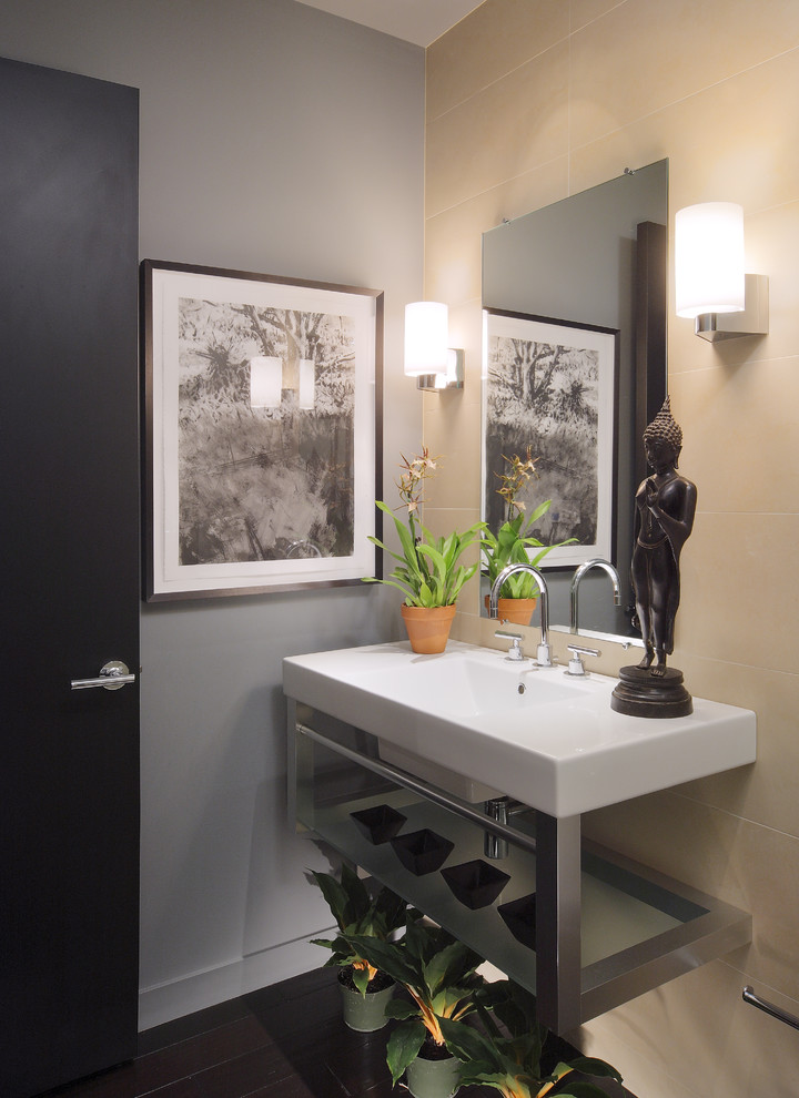 Idée de décoration pour une salle de bain asiatique avec un lavabo suspendu.