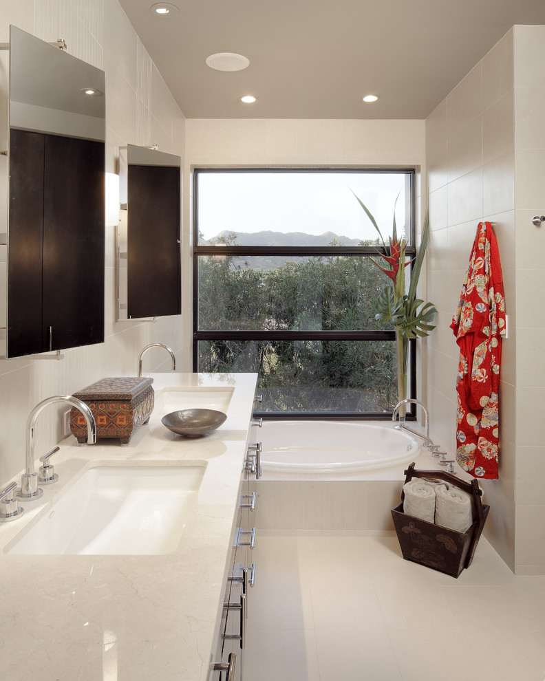 Cette photo montre une salle de bain asiatique avec un lavabo encastré, une baignoire posée et un carrelage beige.