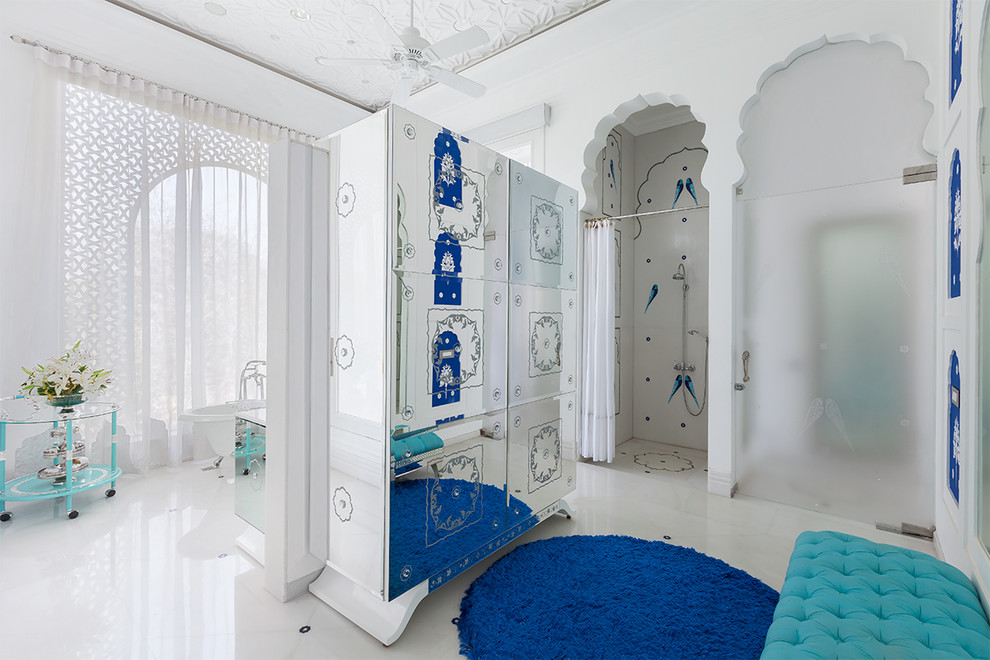 Medelhavsstil inredning av ett en-suite badrum, med släta luckor, ett badkar med tassar, en kantlös dusch, vita väggar och dusch med duschdraperi