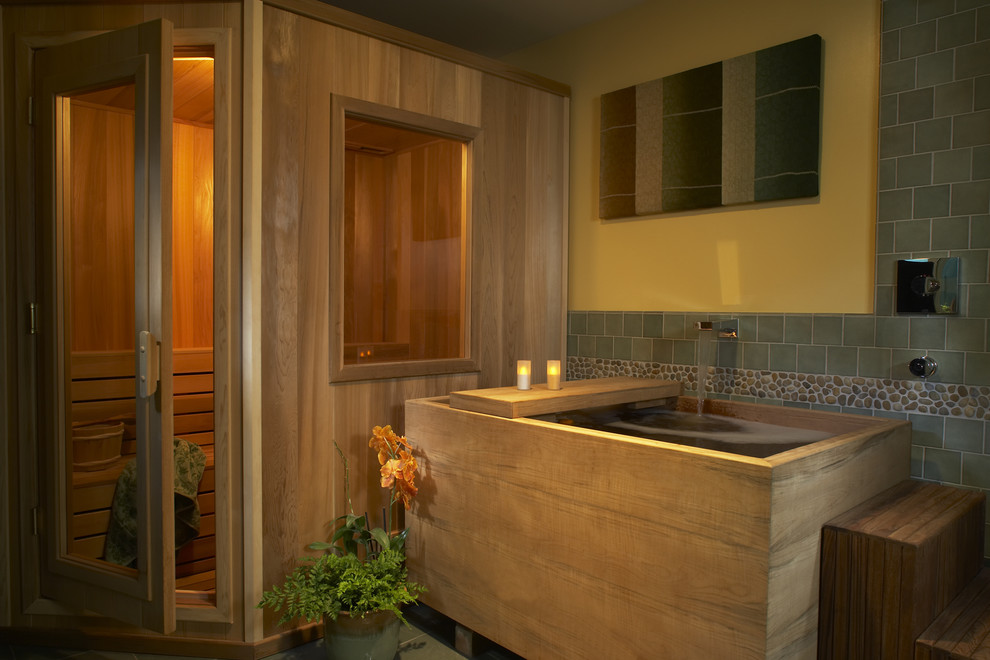 На фото: баня и сауна в восточном стиле с японской ванной