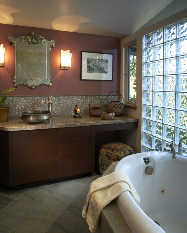 Esempio di una stanza da bagno etnica con piastrelle di ciottoli