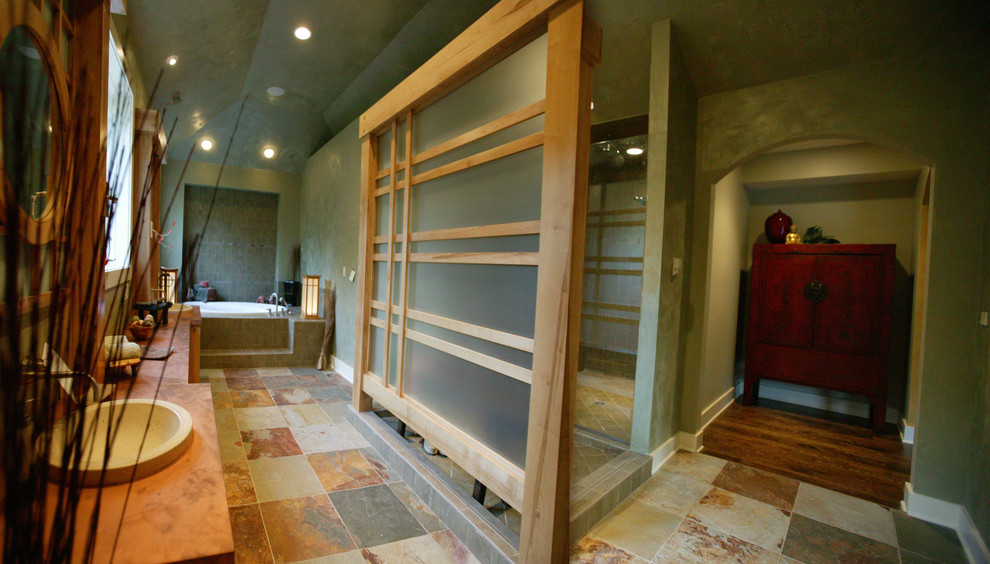Идея дизайна: главная ванная комната в восточном стиле с фасадами островного типа, светлыми деревянными фасадами, открытым душем, разноцветной плиткой, плиткой из сланца, настольной раковиной, столешницей из меди и открытым душем