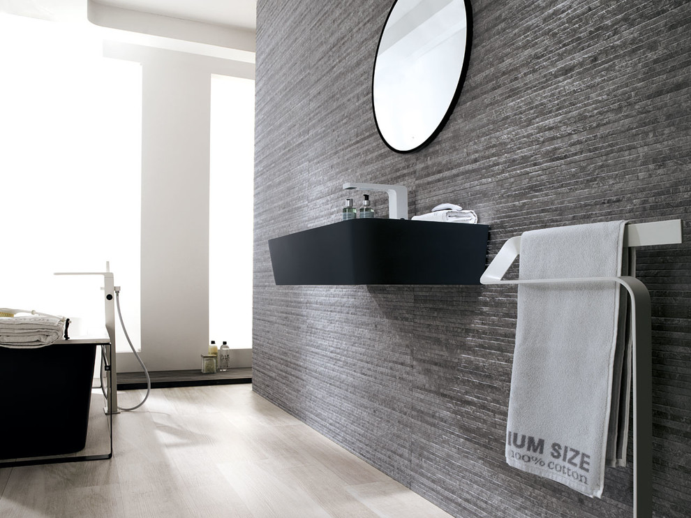 Idee per una stanza da bagno padronale etnica con lavabo sospeso, vasca freestanding, pavimento in gres porcellanato e pavimento beige