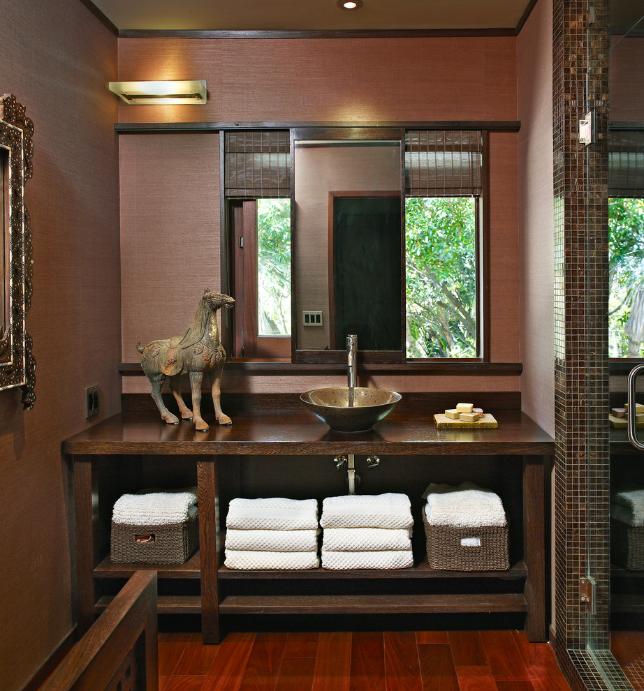 Aménagement d'une salle d'eau asiatique avec mosaïque, une vasque, un carrelage marron, un mur marron, parquet foncé, un plan de toilette en bois et un plan de toilette marron.