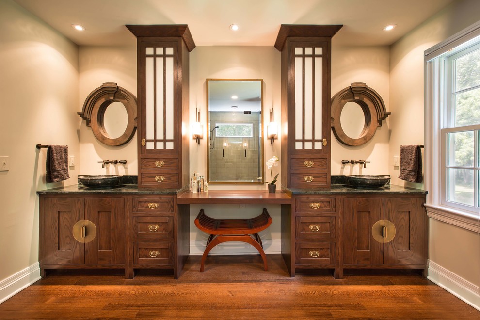 Foto di una stanza da bagno etnica con lavabo a bacinella, ante in stile shaker e ante in legno bruno
