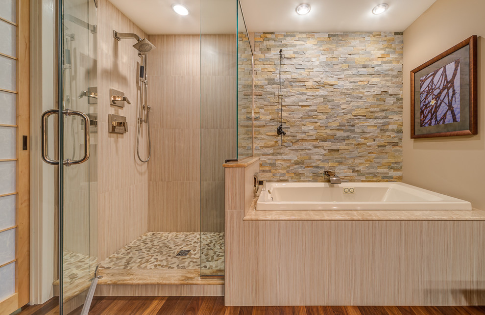 Mittelgroßes Asiatisches Badezimmer En Suite mit Einbaubadewanne, Eckdusche, Kieselfliesen, dunklem Holzboden und Unterbauwaschbecken in Boston