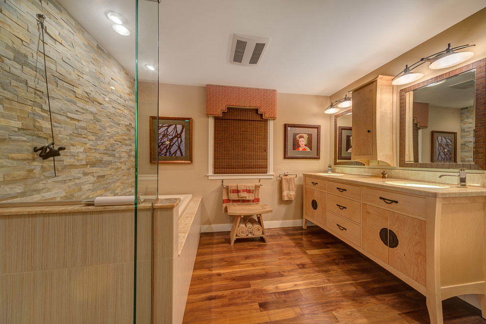 Стильный дизайн: главная ванная комната среднего размера в восточном стиле с фасадами островного типа, светлыми деревянными фасадами, накладной ванной, бежевой плиткой, галечной плиткой, темным паркетным полом, врезной раковиной и столешницей из оникса - последний тренд