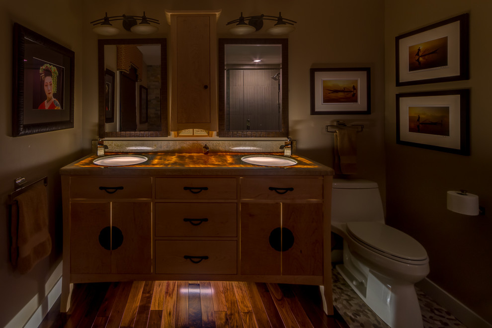 Idee per una stanza da bagno padronale etnica di medie dimensioni con consolle stile comò, ante in legno chiaro, piastrelle beige, piastrelle di ciottoli, parquet scuro e top in onice