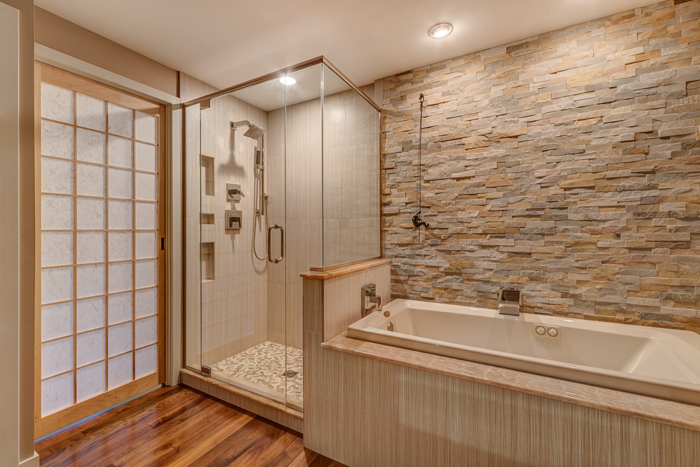 Стильный дизайн: главная ванная комната среднего размера в восточном стиле с накладной ванной, угловым душем, бежевой плиткой, галечной плиткой, темным паркетным полом и врезной раковиной - последний тренд