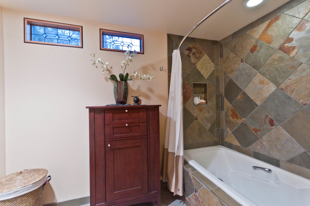 Idee per una stanza da bagno etnica con ante in legno bruno, vasca da incasso e piastrelle verdi
