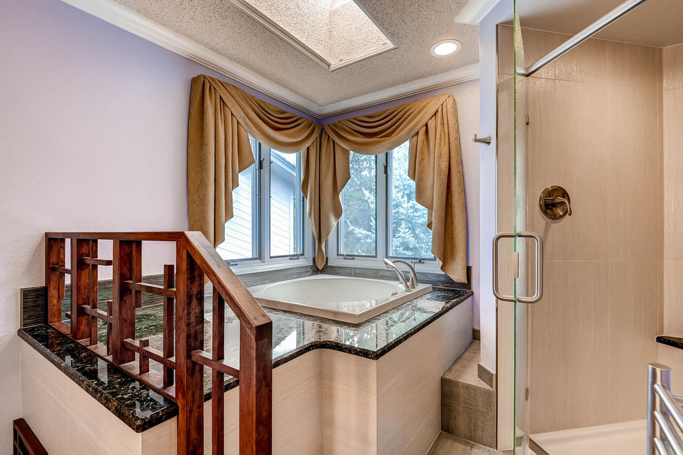 Cette image montre une grande salle de bain principale asiatique en bois brun avec une vasque, un placard à porte shaker, un plan de toilette en granite, un bain japonais, une douche d'angle, WC séparés, un carrelage gris, des carreaux de céramique, un mur violet et un sol en carrelage de céramique.
