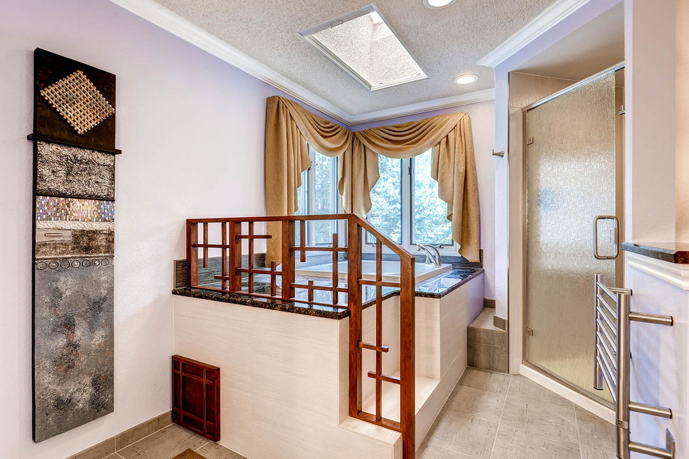 Exempel på ett stort asiatiskt en-suite badrum, med ett fristående handfat, skåp i shakerstil, skåp i mellenmörkt trä, granitbänkskiva, ett japanskt badkar, en hörndusch, en toalettstol med separat cisternkåpa, grå kakel, keramikplattor, lila väggar och klinkergolv i keramik