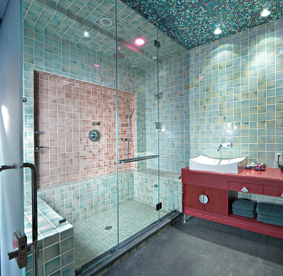 Großes Stilmix Badezimmer mit Keramikfliesen, flächenbündigen Schrankfronten, roten Schränken, Waschtisch aus Holz, grünen Fliesen, grüner Wandfarbe, Betonboden und roter Waschtischplatte in New York