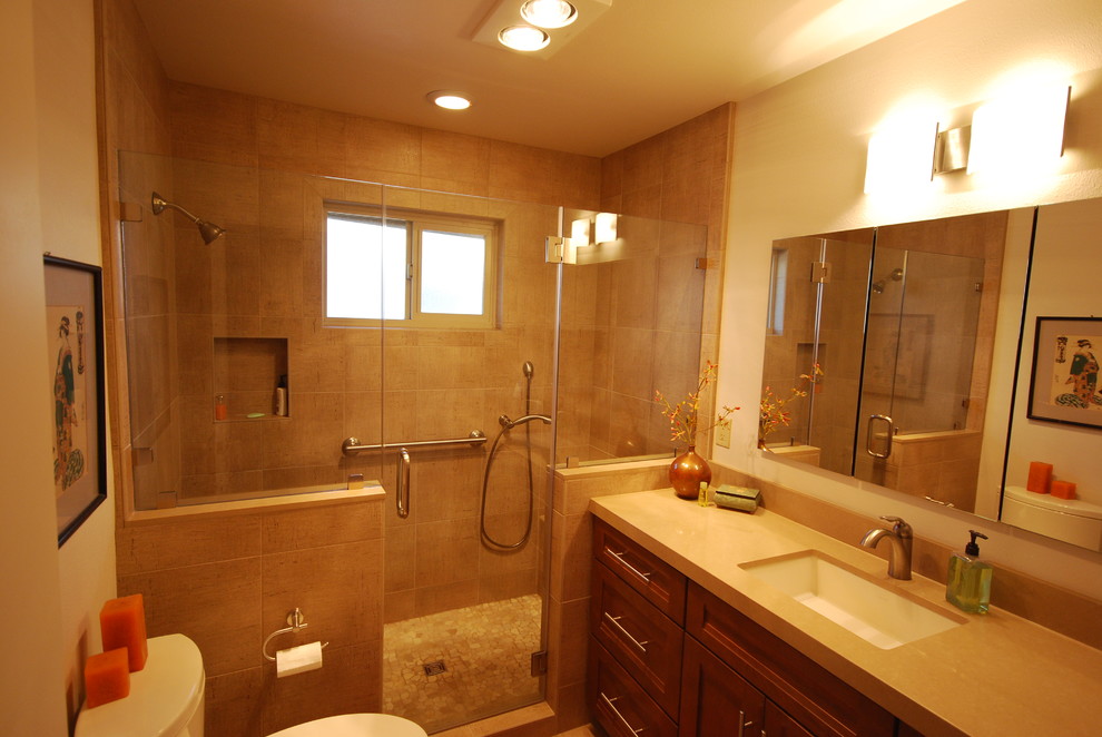 Idée de décoration pour une salle de bain principale asiatique en bois brun de taille moyenne avec un lavabo encastré, un placard à porte shaker, un plan de toilette en quartz, WC séparés, un carrelage noir, des carreaux de porcelaine, un mur beige et un sol en carrelage de porcelaine.