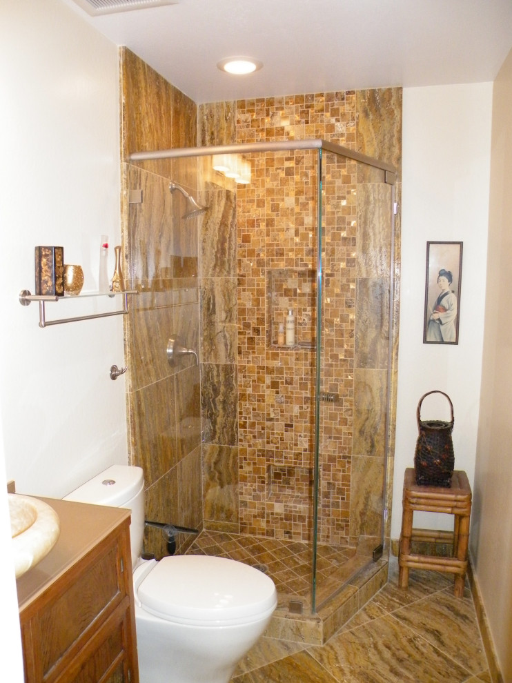 На фото: маленькая главная ванная комната в восточном стиле с фасадами островного типа, угловым душем, раздельным унитазом, плиткой из травертина, бежевыми стенами, полом из травертина, настольной раковиной и стеклянной столешницей для на участке и в саду