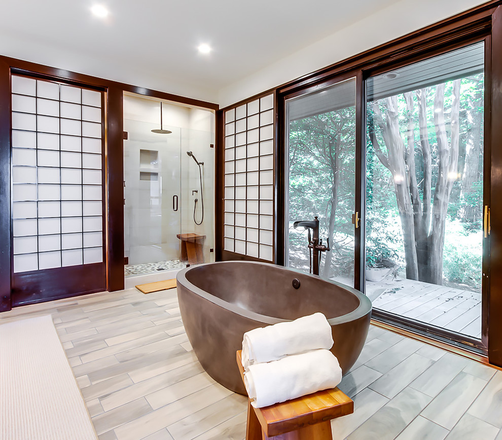 Inspiration för ett stort orientaliskt en-suite badrum, med ett fristående badkar, en dusch i en alkov, vita väggar, klinkergolv i porslin, ett fristående handfat, beiget golv, dusch med gångjärnsdörr, släta luckor, skåp i ljust trä och bänkskiva i akrylsten