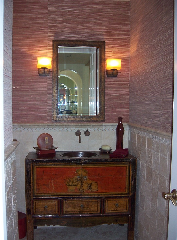 オレンジカウンティにある小さなアジアンスタイルのおしゃれなバスルーム (浴槽なし) (家具調キャビネット、ヴィンテージ仕上げキャビネット、セラミックタイル、赤い壁、セラミックタイルの床、ペデスタルシンク、木製洗面台) の写真